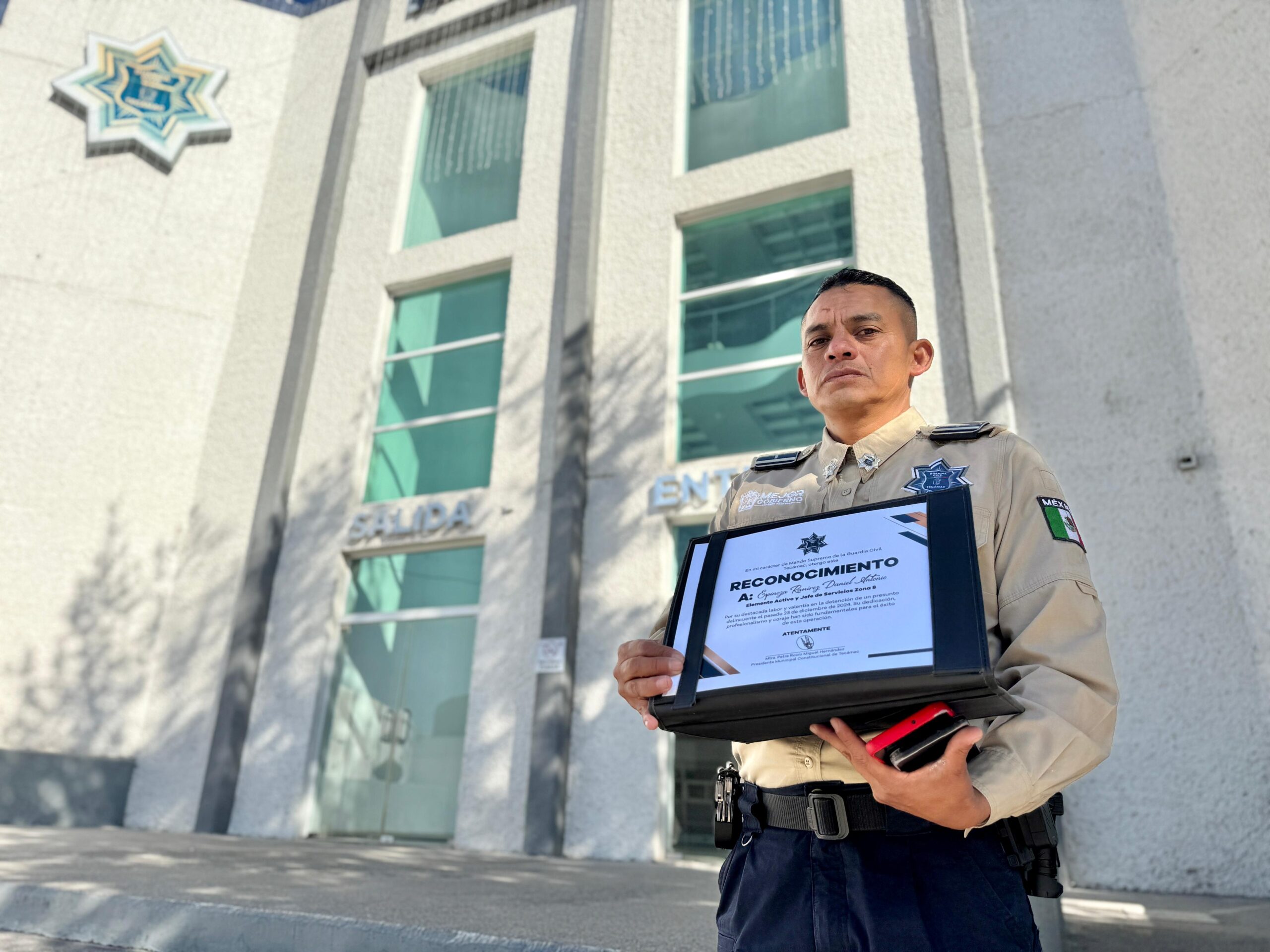 ENTREGAN RECONOCIMIENTO A POLICÍA QUE CAPTURÓ A SUJETO QUE VICTIMÓ A ELEMENTO DE LA GUARDIA CIVIL