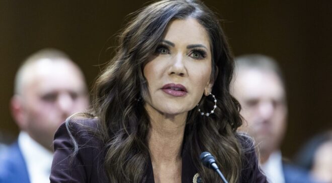 Demócratas en el Senado de EUA van por iniciar investigación contra Kristi Noem