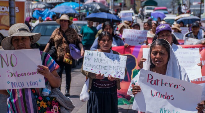 Parteras indígenas marchan en Chiapas para defender su práctica ancestral