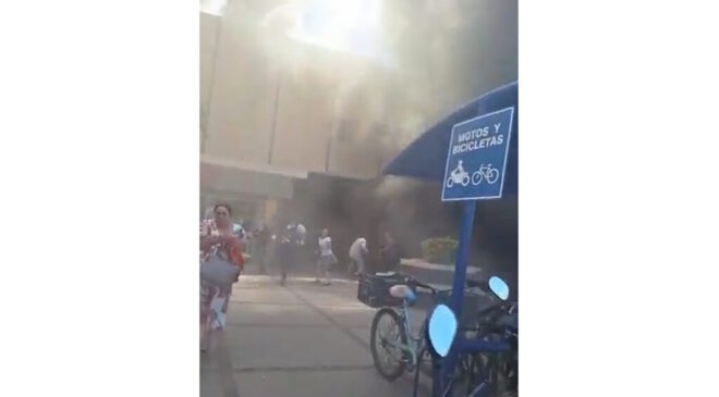 Fuerte incendio en plaza de Los Mochis deja al menos cinco muertos