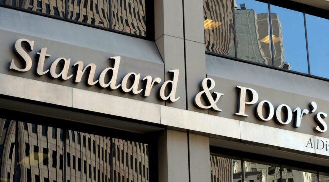 S&P cambia de estable a negativa la nota soberana de México