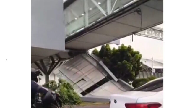 Se desprendió techumbre de puente peatonal en Terminal 1 del AICM