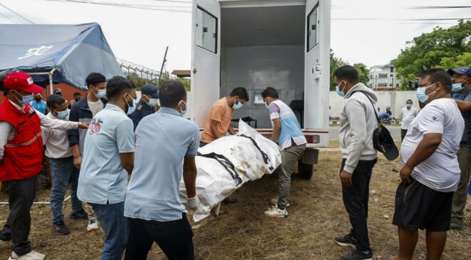 Van más de 900 muertos por riada en Nepal