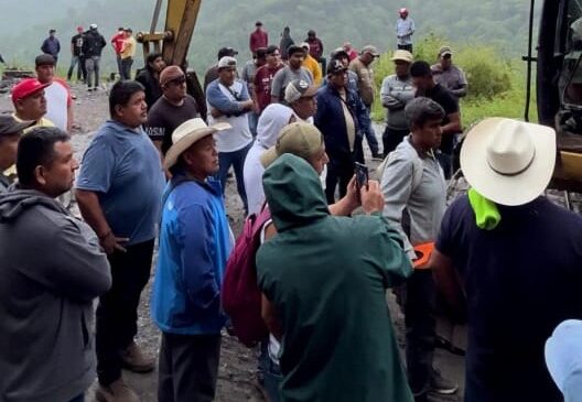 Políticos Locales Ponen en Riesgo a las Comunidades de San Pablito y Xochimilco, Municipio de Pahuatlán; Bloquean Construcción de Camino